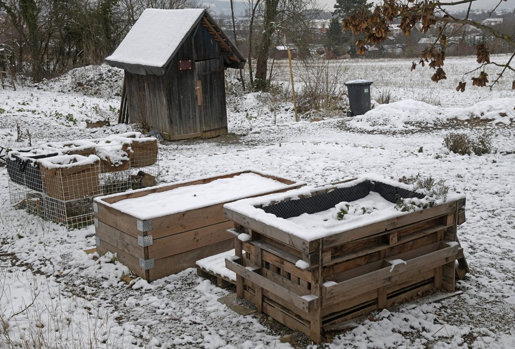 Hochbeete und Hütte im Schnee